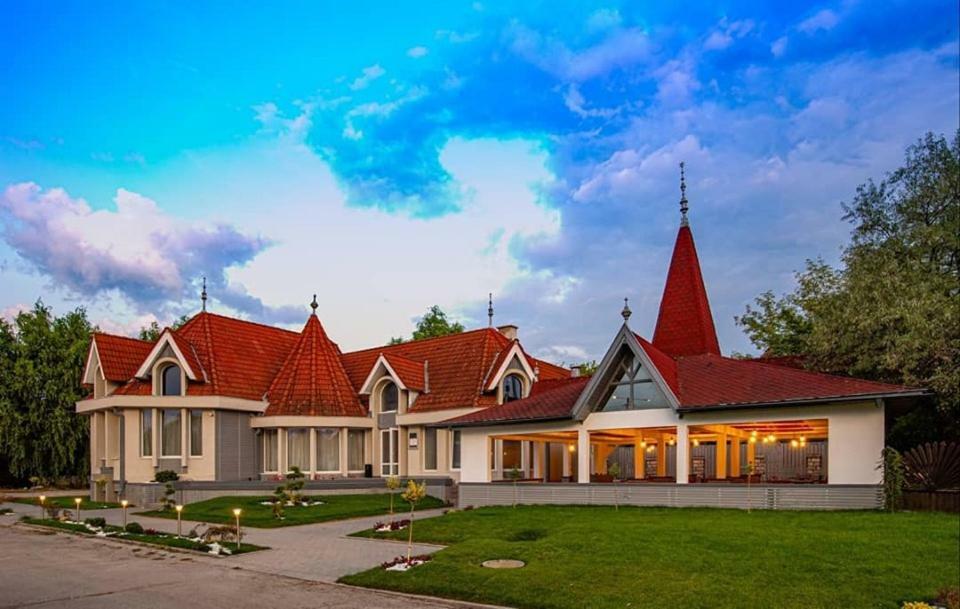 Hotel Castel Сфынту-Георге Экстерьер фото